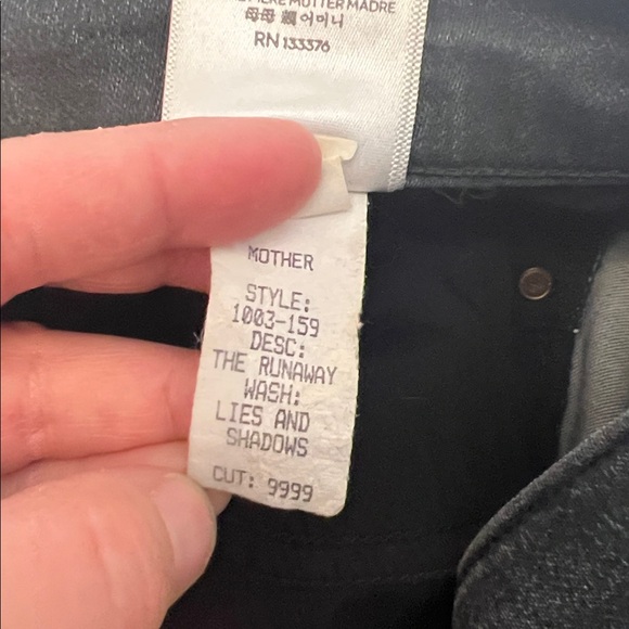 MOTHER THE RUNAWAY IN LIES & SHADOWS LOW RISE BLACK WASH FLARE DENIM SIZE 25 - Picture 13 of 16